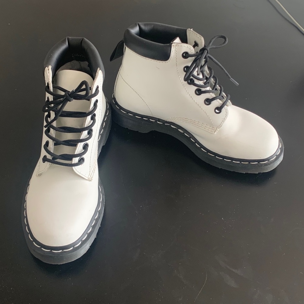 Dr Martens Saxon in White women’s 7, soldout style